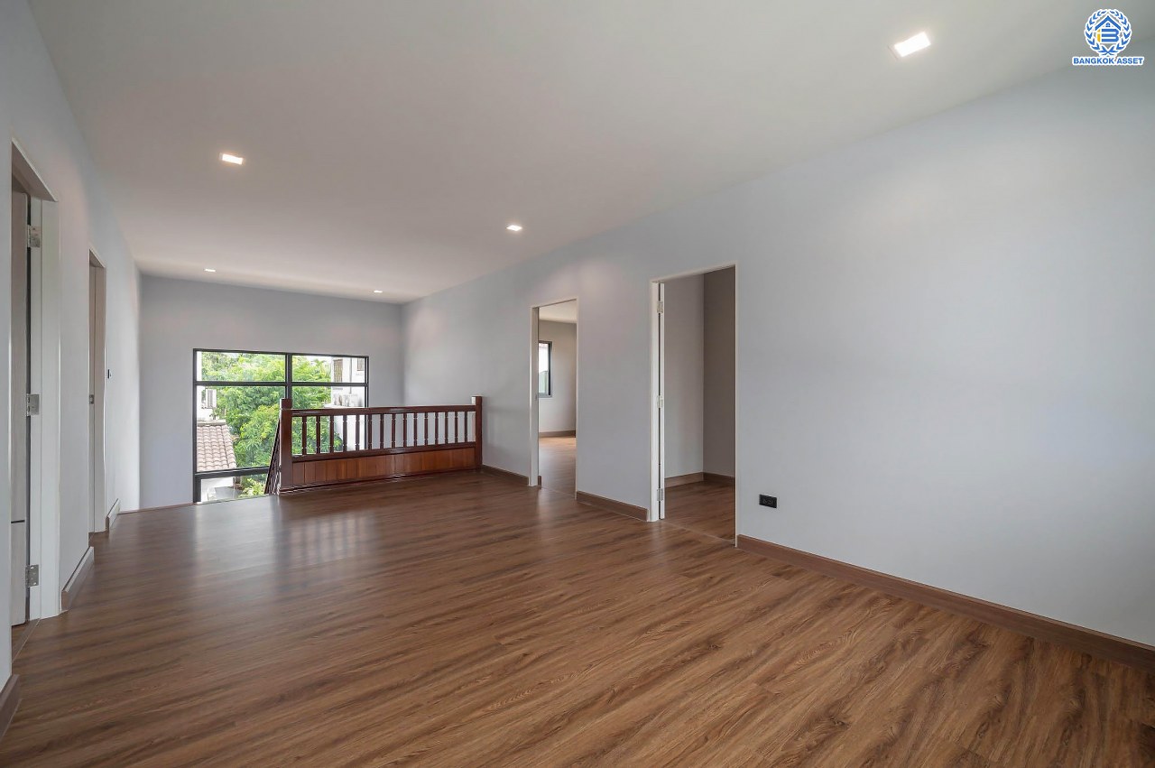 บ้านเดี่ยวฟิลคฤหาสน์มือสองตกแต่งใหม่ แบรนด์ LH ดีไซน์สุดหรูหรา โครงการ ลดาวัลย์ ปิ่นเกล้า เนื้อที่ 178.6 ตร.ว. บนพื้นที่ใช้สอยถึง 651.84 ตร.ม. ฟังก์ชันจัดเต็ม 5 ห้องนอน 7 ห้องน้ำ  1 ห้องแม่บ้าน จอดรถได้ถึง 3 คัน ทำเลศักยภาพติดถนนบรมราชชนนี เชื่อมต่อหลายเส้นทาง ใกล้มหาวิทยาลัยมหิดล และเซ็นทรัลศาลายา